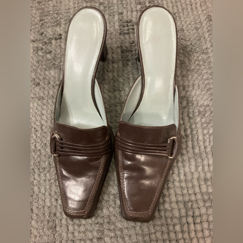 Brown slides on a heel - size 9